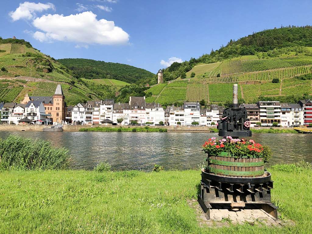 Blick auf Zell (Mosel) - Urlaub an der Mosel in Ferienhaus Am Moselradweg, Schlossstraße 31, 56856 Zell (Mosel)